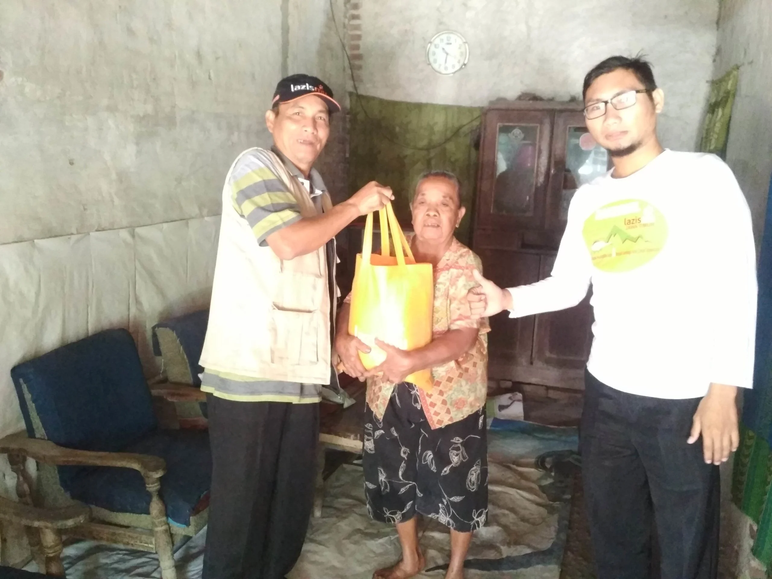 sedekah untuk orang tua lansia