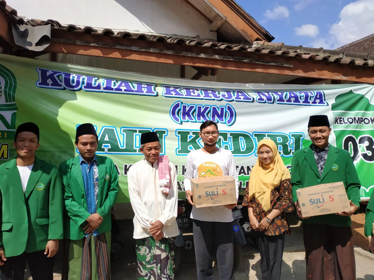 Lazismu Nganjuk Bersama Peserta KKN IAIN Kediri Tahun 2019 Menyalurkan Pakaian Layak Pakai (WebP)