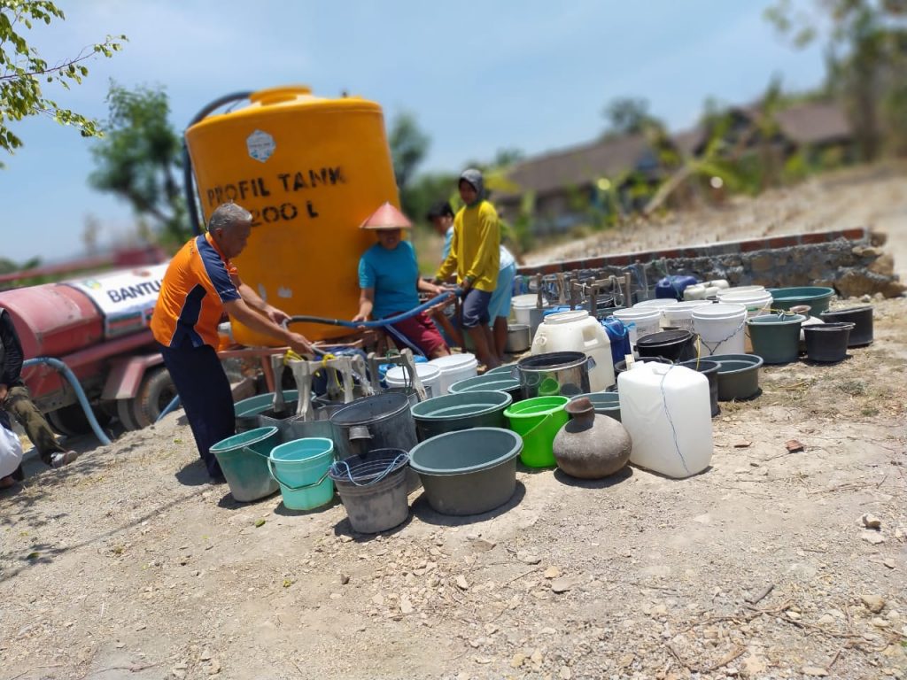 Pemberian Air Bersih di Kecamatan Ngluyu