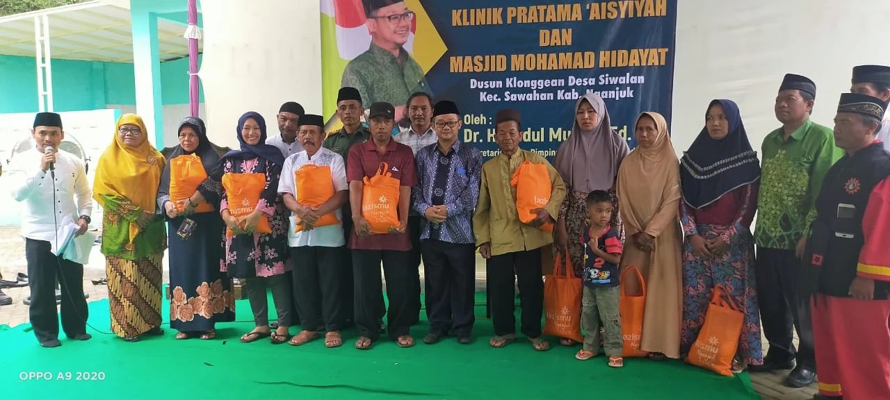 Para Petinggi Muhammadiyah,'Aisyiyah serta para peran aktif dalam kegiatan Milad ke 107 Muhammadiya bersama para penerima bantuan