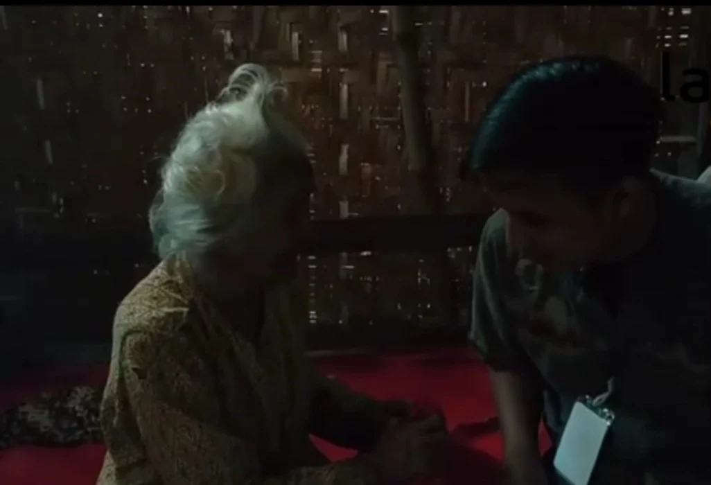 Mbah Hindun saat menerima sembako dari LAZISMU Nganjuk.