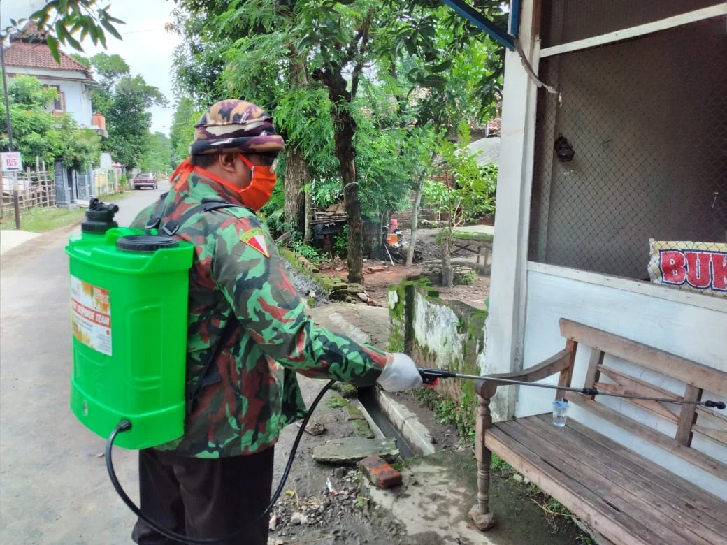 Pak Hatmoko (Relawan Lazismu Nganjuk) sedang melakukan penyemprotan disinfektan.