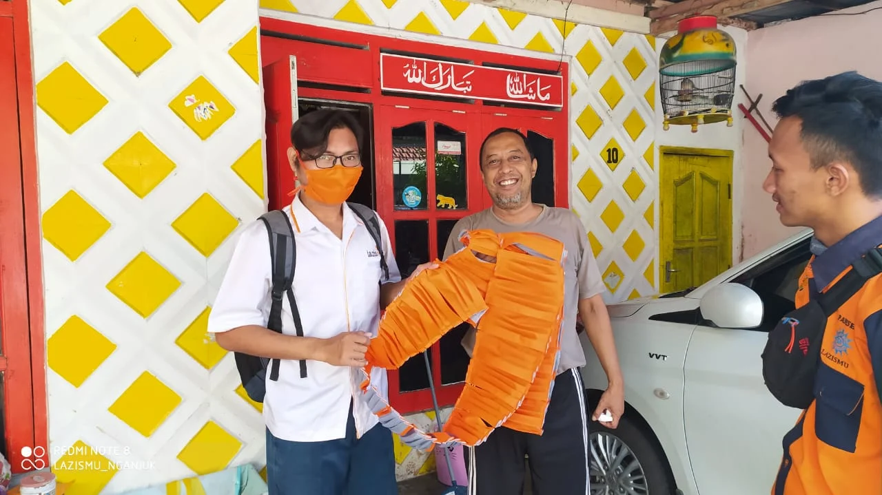 Salah satu pengusaha yang bersedia untuk menjadi relawan masker untuk membantu sesama dalam pencegahan Covid-19