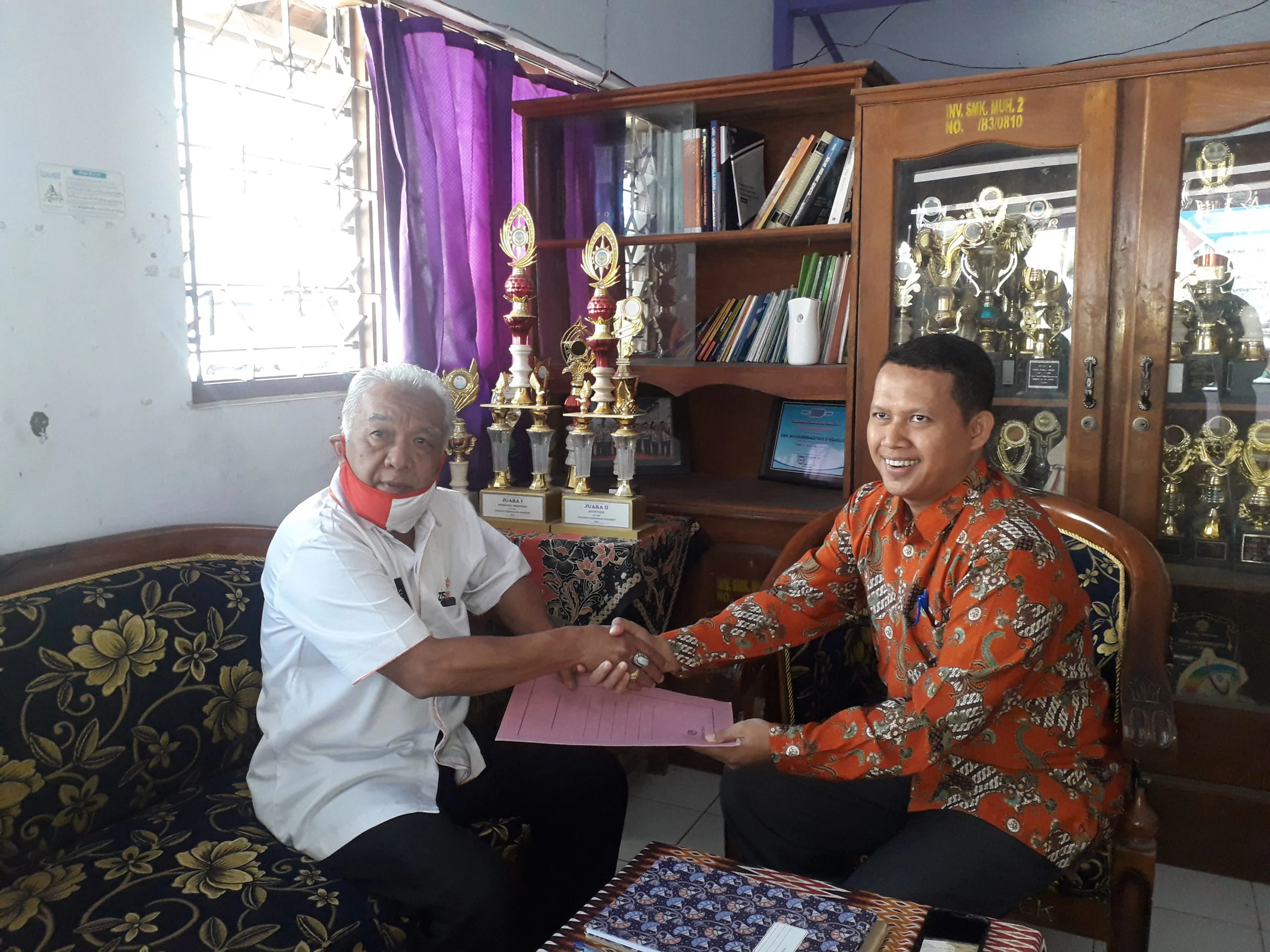 penandatanganan antara Bapak H. Slamet, S.Pd.I selaku Koordinator LAZISMU Nganjuk dan Bapak Bapak M. Rojabianto, SE selaku Kepala SMK Muhammadiyah 2 Nganjuk.. (WebP)