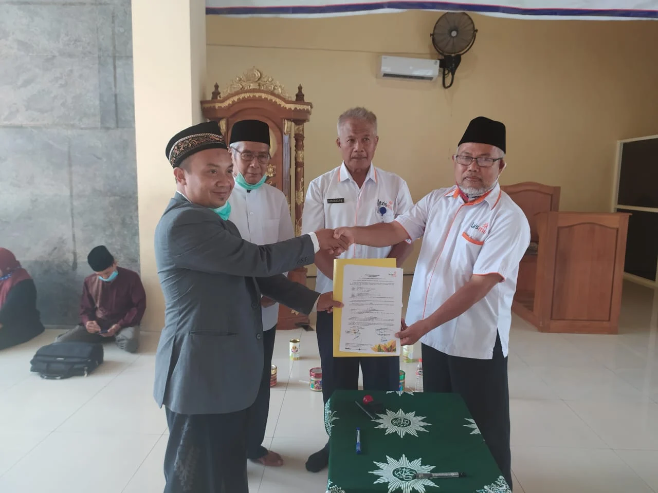 Penandatanganan Kerjasama Program Filantropi oleh Bapak Juwari, S.Pd., Ketua LAZISMU Nganjuk (kanan) dengan Bapak Aan Hariyanto, S.Pd.I., Kepala SD 'Aisyiyah 1 Nganjuk (kiri).
