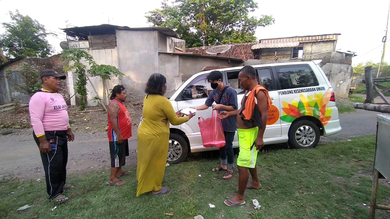 Pembagian nasi bungkus dalam acara Jum’at Berkah. (WebP)