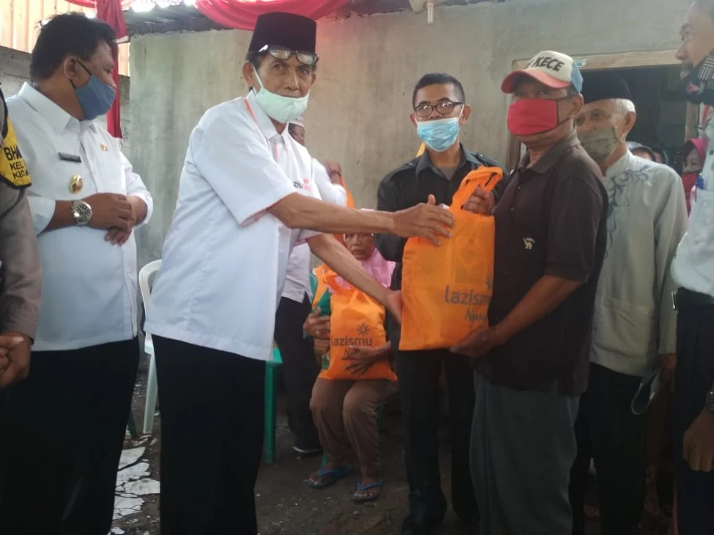 Bapak Drs. EC. H. Hariw Wuryanto saat memberikan sembako kepada lansia. (WebP)