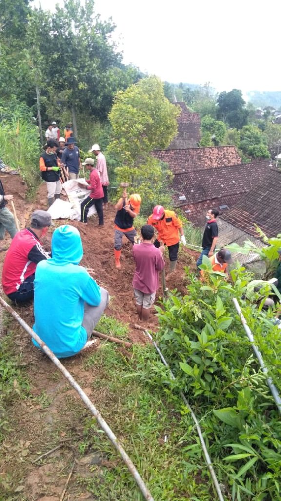 mDMC bersama LAZISMU Nganjuk Bergerak untuk Menanggulangi Longsor di Desa Bruno Dusun Plumpung Kecamatan Sawahan