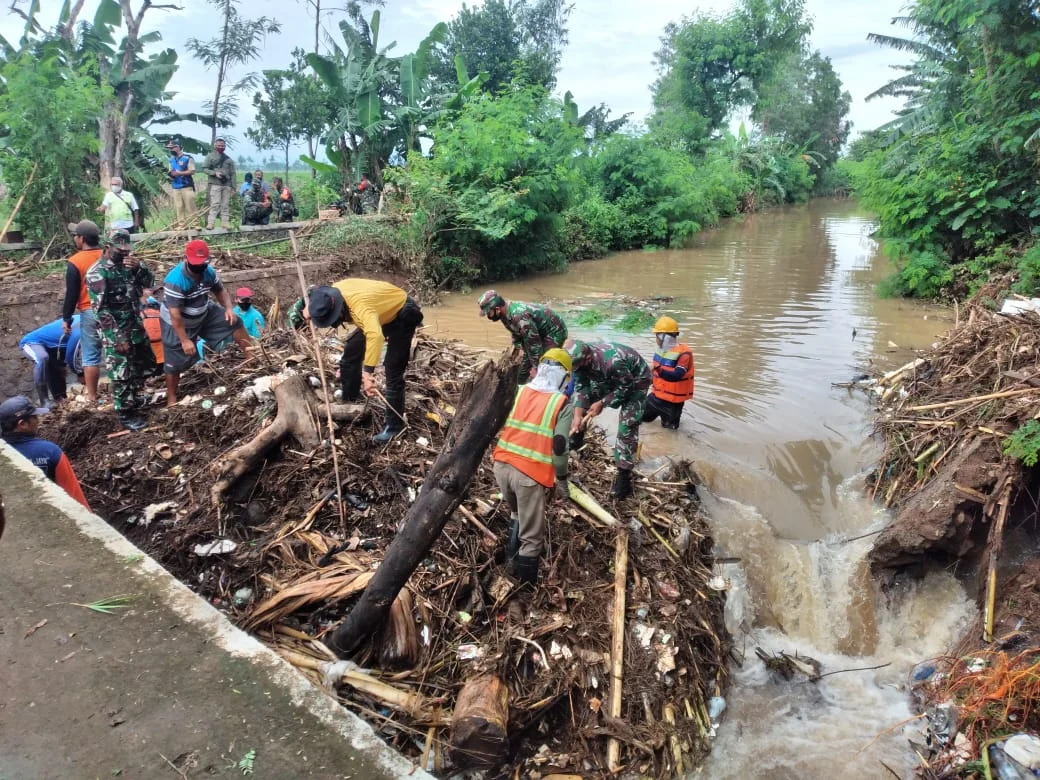 MDMC bersama Lazismu Nganjuk turun tangan menanggulangi bencana banjir (WebP)
