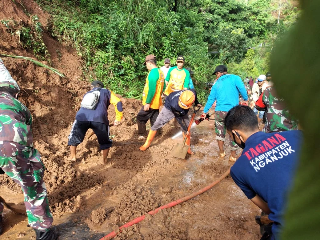 Tim MDMC bersama LAZISMU Nganjuk langsung merespons terhadap bencana tanah longsor. (WebP)