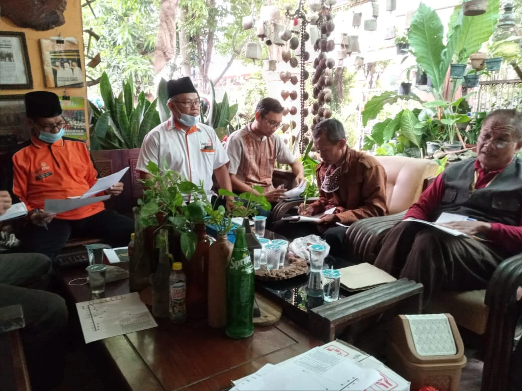 Musyawarah untuk mencapai kata mufakat.