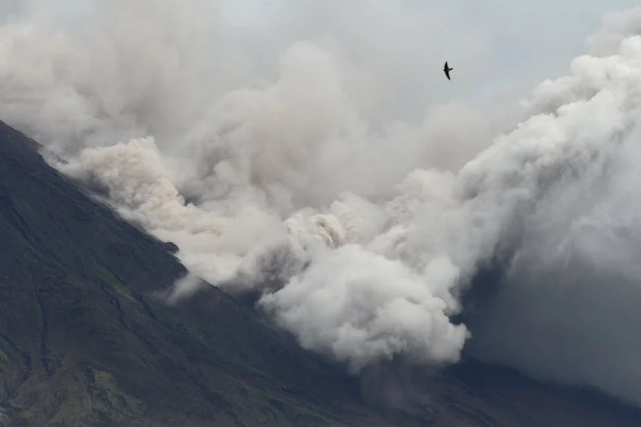 Gunung Semeru meletus (WebP)