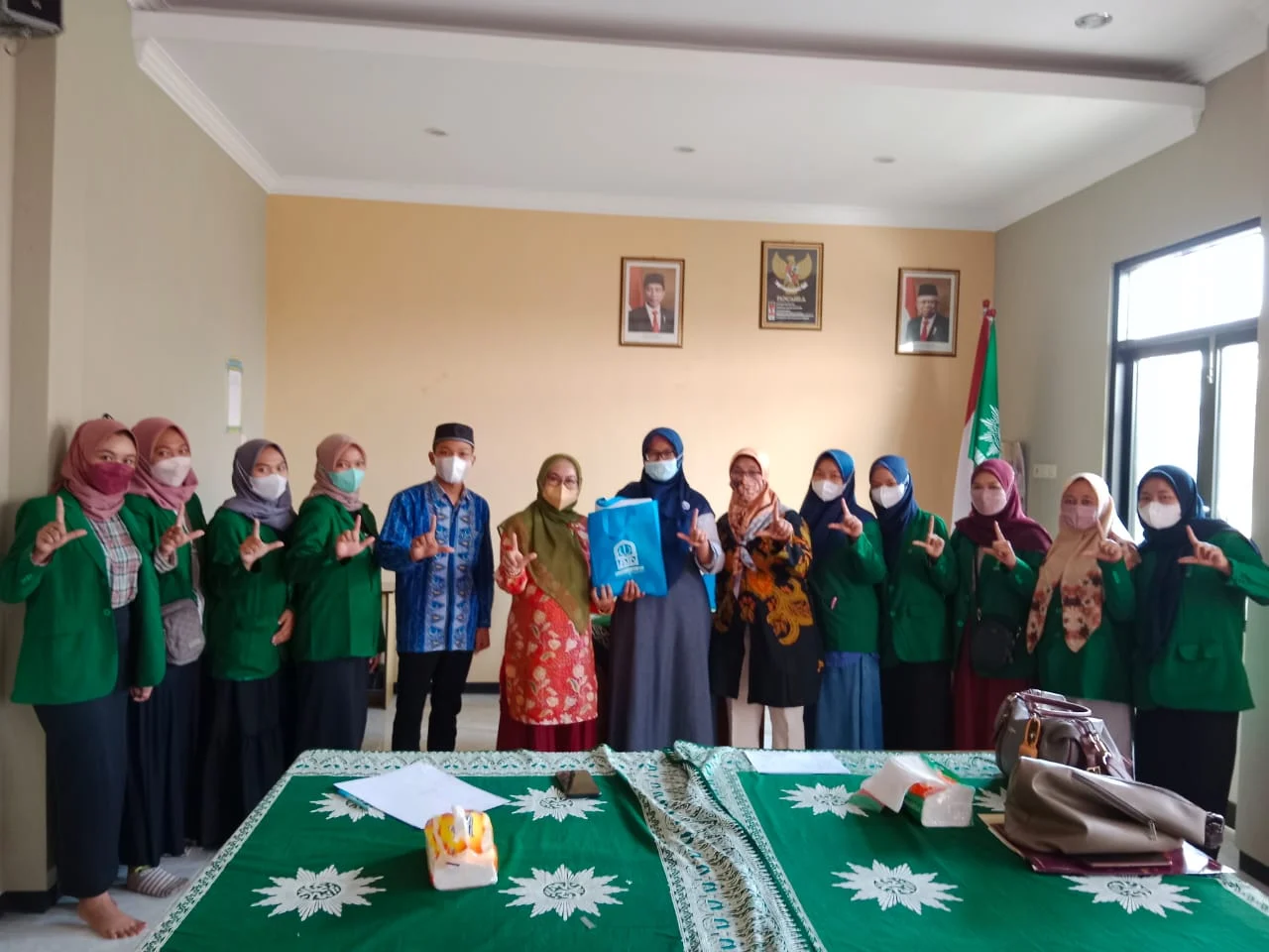 Serah Terima Cindera Mata dari IAIN Kediri untuk Lazismu Nganjuk, 09 Februari 2022 dalam rangka Monitoring PPZ 2022 IAIN Kediri. (WebP)