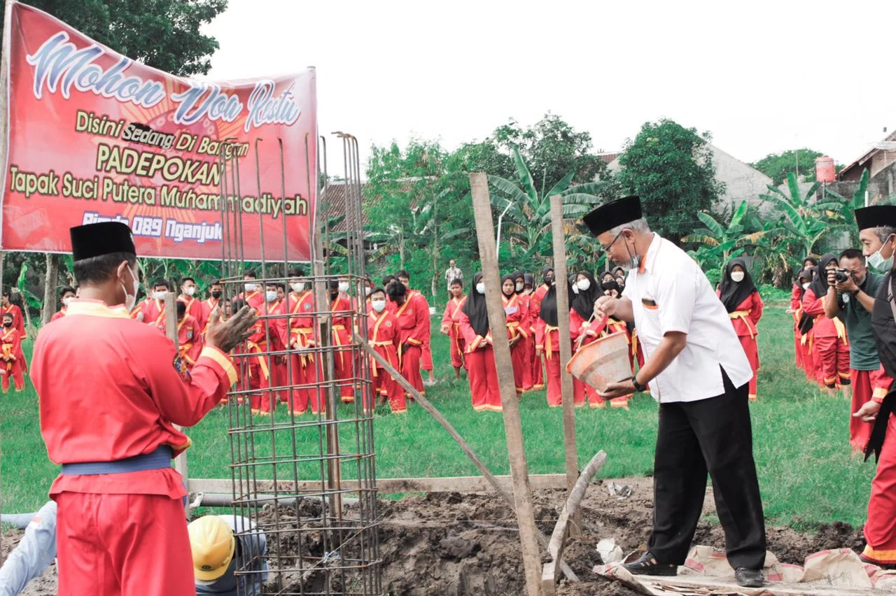 Bapak Juwari, S.Pd (ketua Lazismu Nganjuk) tampak meletakkan batu pertama pembangunan Tapak Suci Muhammadiyah Nganjuk (WebP)