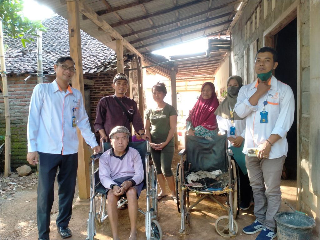 LAZISMU NGANJUK BERIKAN BANTUAN KURSI RODA KEPADA PAK SADIRUN