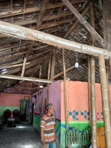 BANTU BENAH RUMAH ANAK YATIM MAU RUBUH