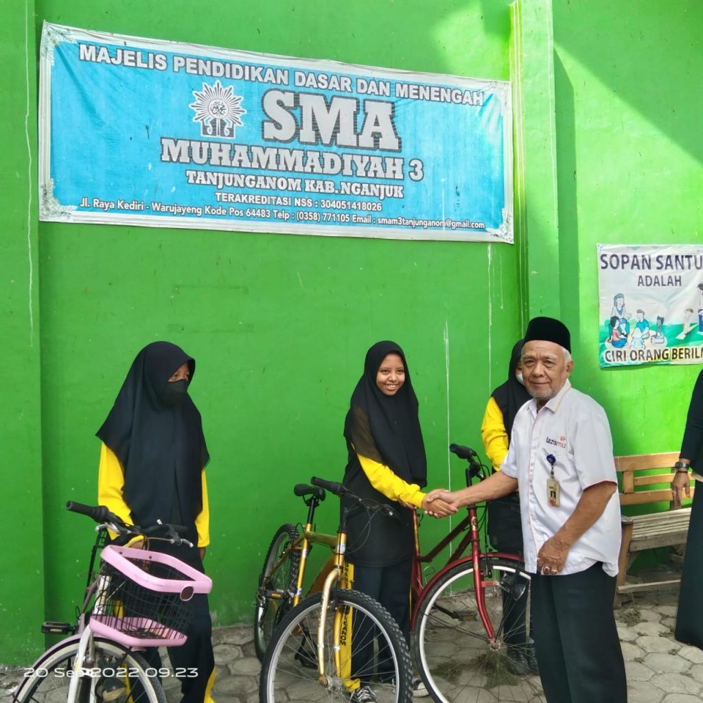 LAZISMU KABUPATEN NGANJUK BERIKAN 3 UNIT SEPEDA KEPADA PESERTA DIDIK DI SMA MUHAMMADIYAH 3 TANJUNGANOM