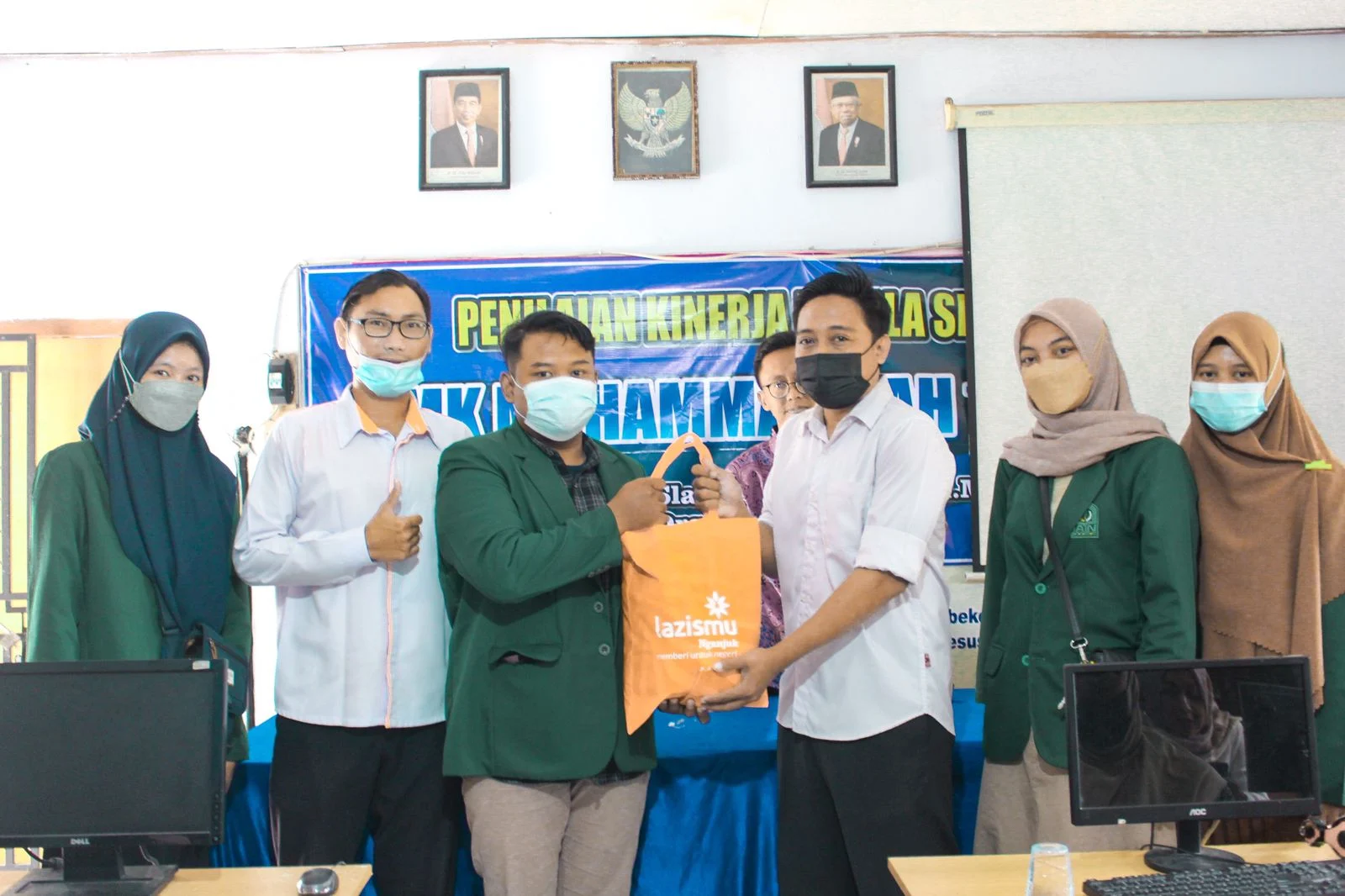Bakti-Sosial-Peduli-Guru-Nonsertifikasi-di-SMK-Muhammadiyah-1-Baron.webp