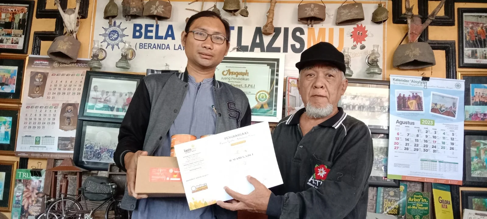 Salah Satu Pequrban, H. Slamet, S.Pd.I saat menerima Sertifikat dan Hak Qurban yakni Rendangmu (WebP)