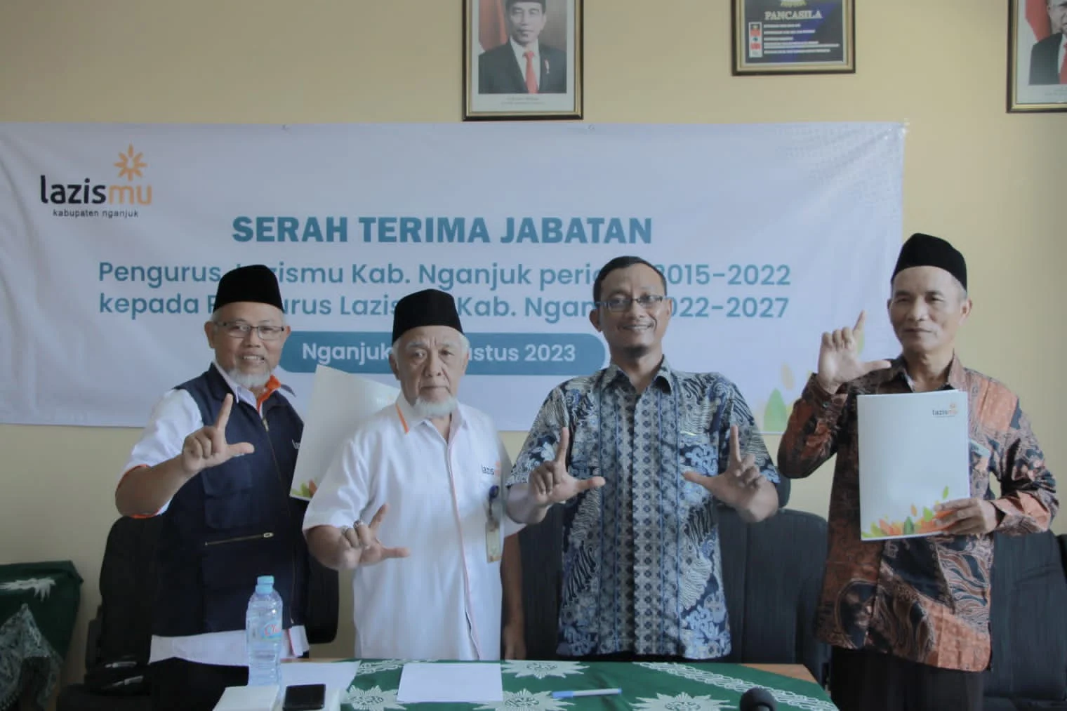 Mijan, S.H. Ketua Lazismu Kab. Nganjuk Periode 2022-2027 (kanan) bersama Tokoh Muhammadiyah dan Lazismu Kab. Nganjuk Periode 2022 – 2027 diantaranya Juwari, S.Pd. (Ketua PDM Kab. Nganjuk), dr. Mochammad Burhanuddin (Wakil Ketua PDM Kab. Nganjuk dan Ketua Badan Pengawas Lazismu Kab. Nganjuk) dan H. Slamet, S.Pd.I. (Anggota Badan Pengawas Lazismu Kab. Nganjuk) (WebP)