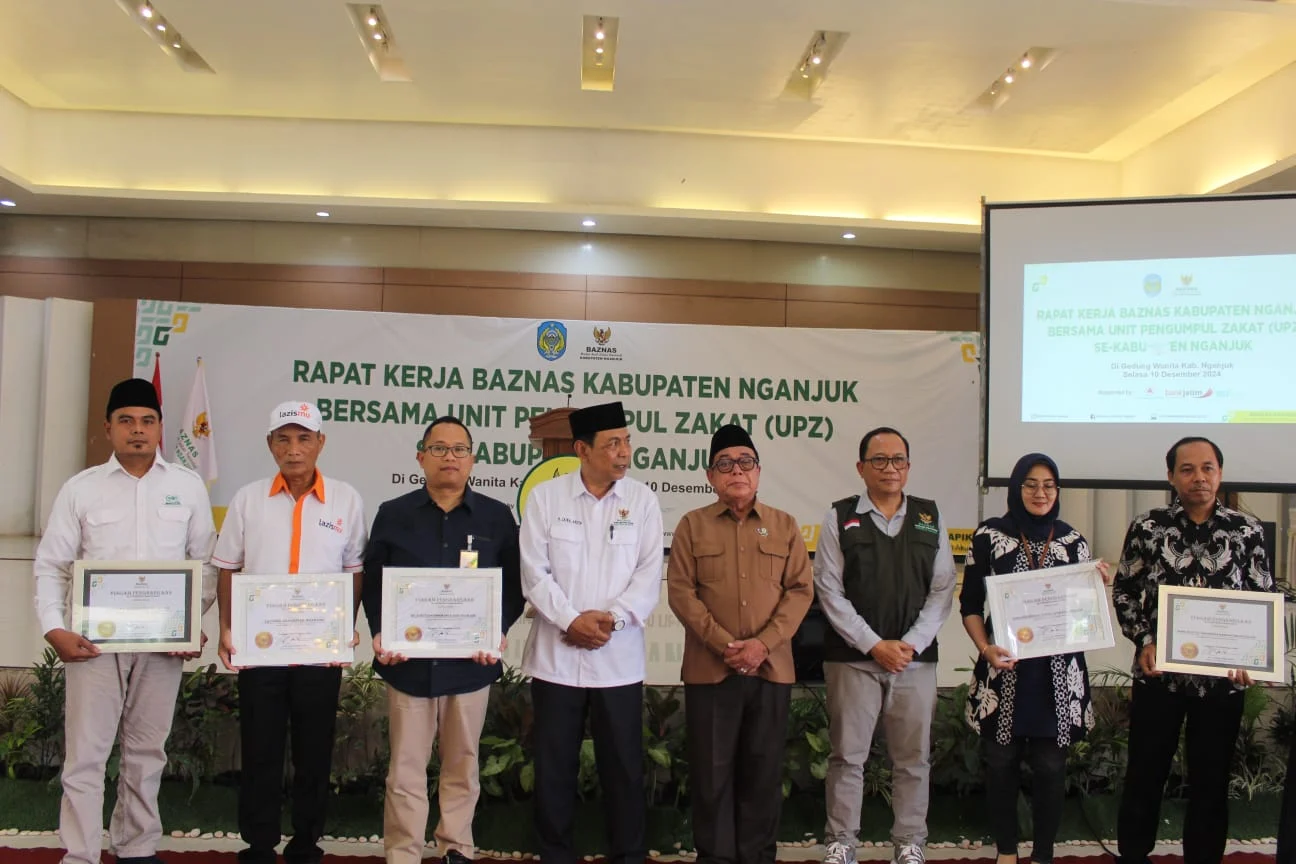 Mijan, SH. Ketua LAZISMU Nganjuk menerima penghargaan dari Baznas Nganjuk (WebP)
