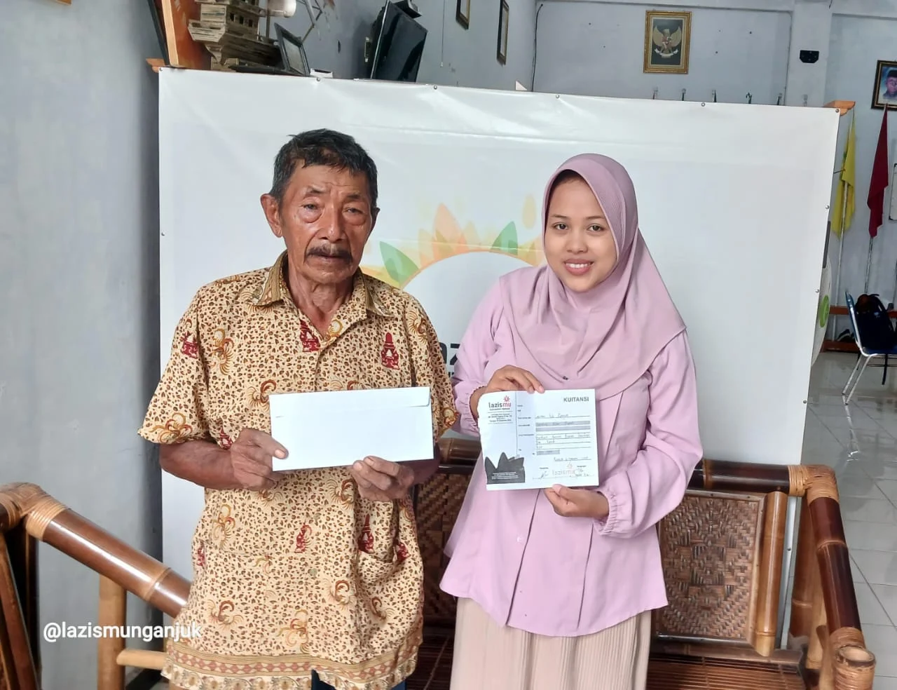 Pemberian Bantuan Kepada Abang Becak Bandi (WebP)