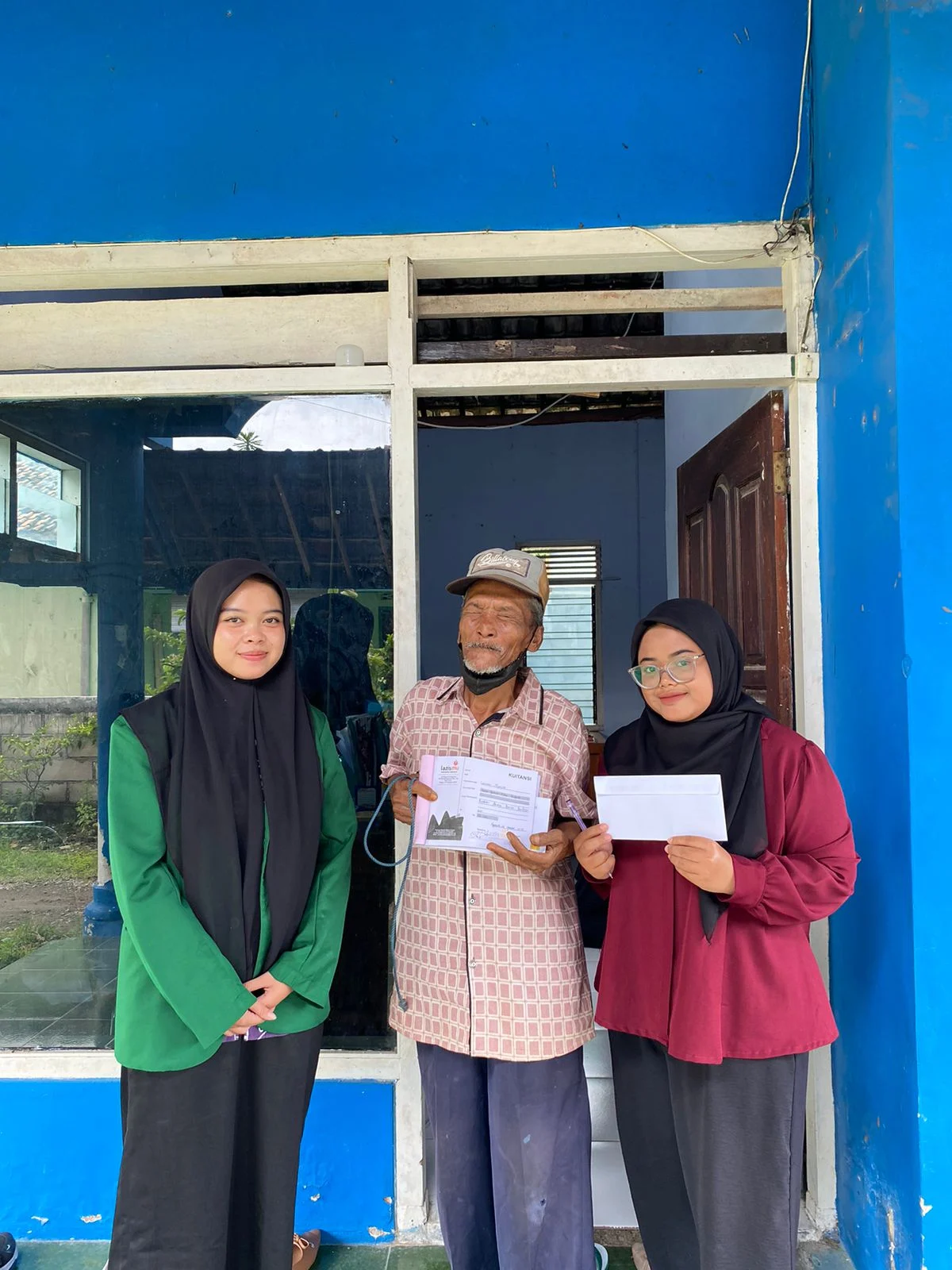 Pemberian Bantuan Uang Kepada Abang becak Andi (WebP)