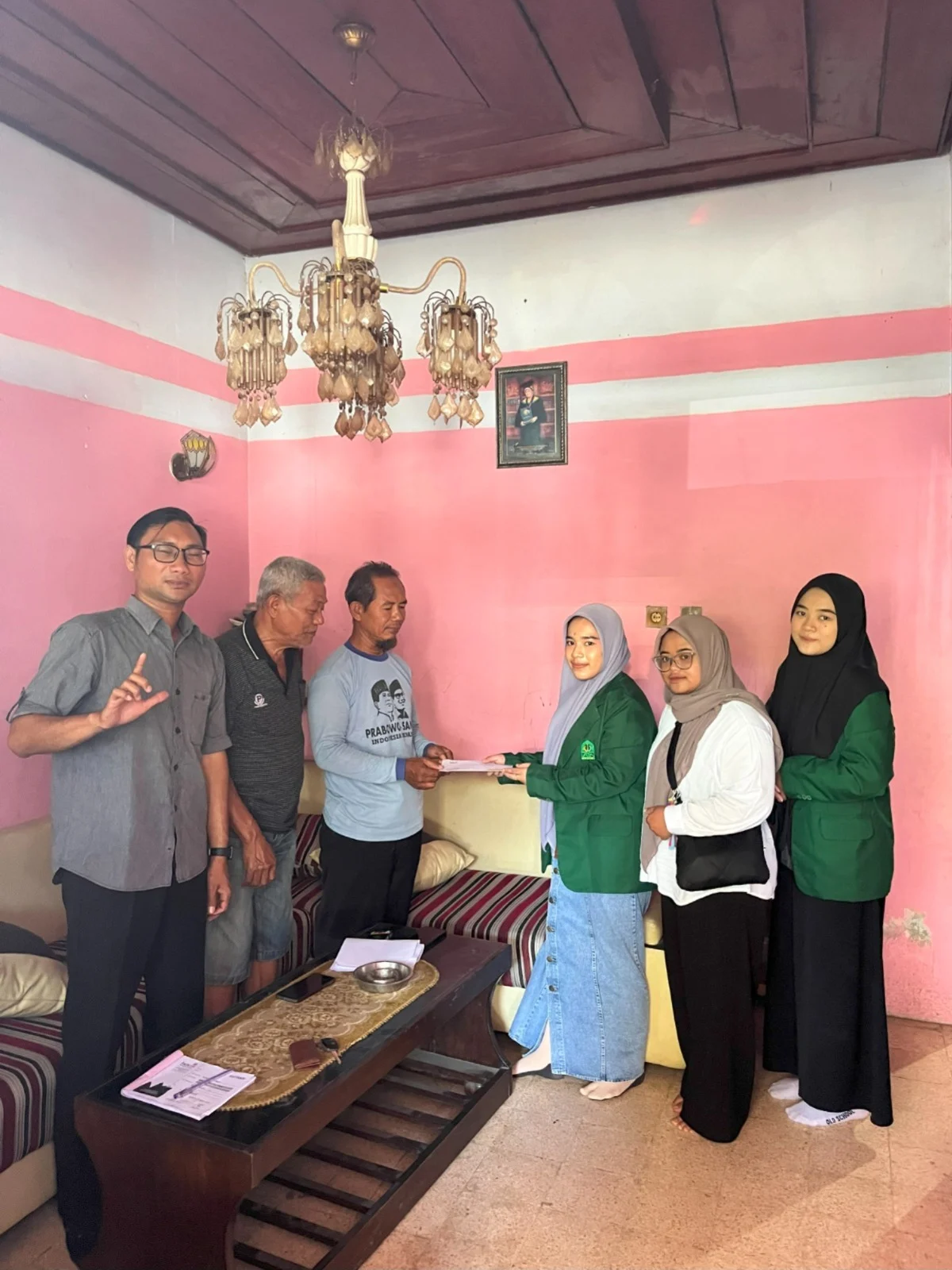Pemberian Bantuan UMKM Kepada Bapak Jauhari (WebP)