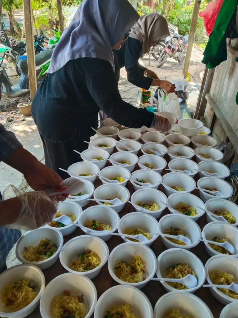 BAGI BAKSO GRATIS DALAM PERESMIAN MASJID AT-TANWIR