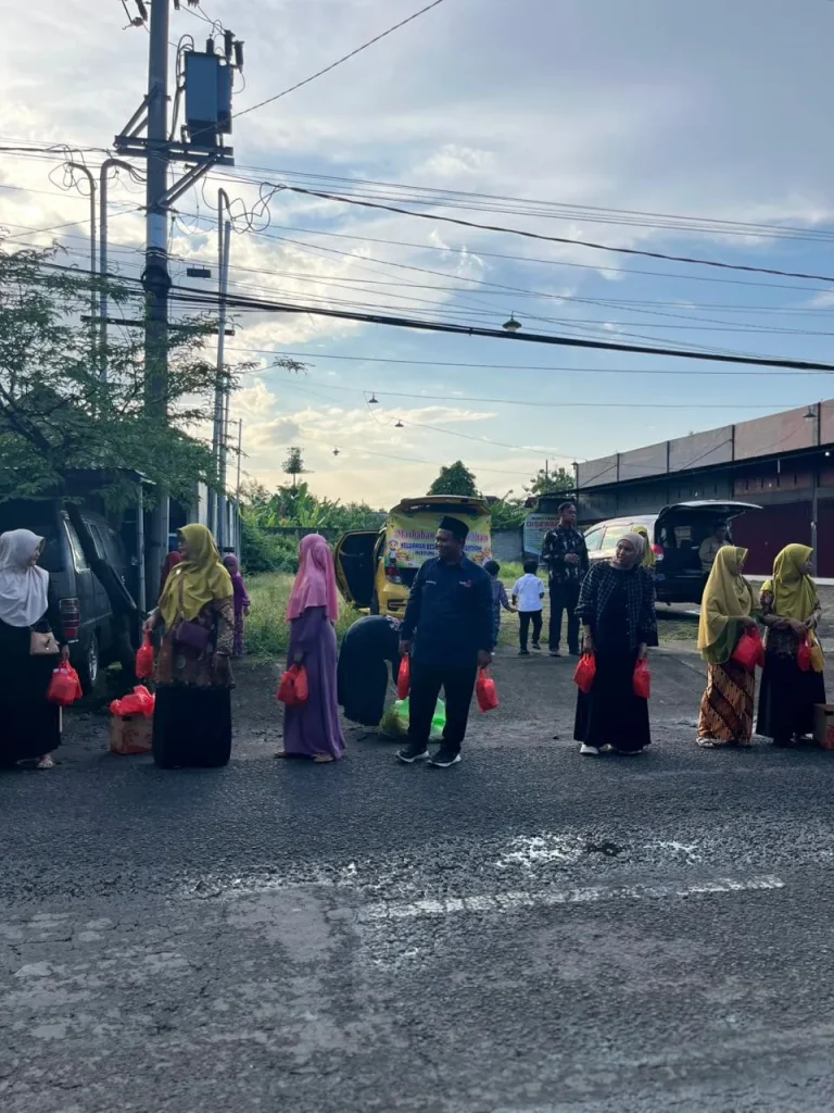 LAZISMU KABUPATEN NGANJUK TEBAR TAKJIL DI SEJUMLAH TITIK