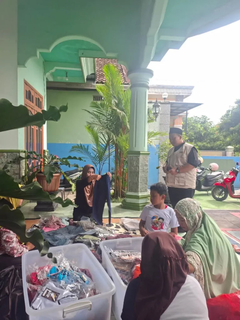PEDULI ANAK YATIM, LAZISMU NGANJUK FASILITASI PEMBELIAN BAJU LEBARAN