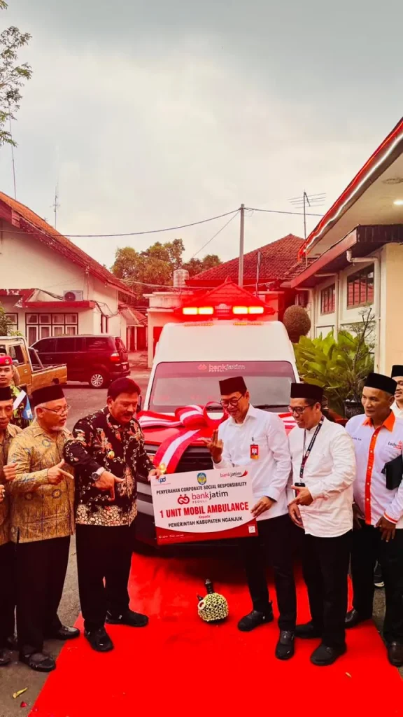 PENYERAHAN AMBULANCE UNTUK LAYANAN KESEHATAN MASYARAKAT