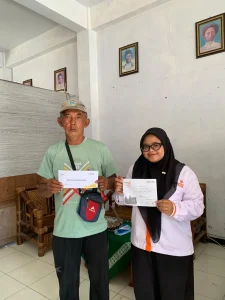 Lazismu Kabupaten Nganjuk Salurkan Bantuan Kesehatan kepada Pak Hartoyo, Seorang Pak Ogah di Depan Dinas Sosial