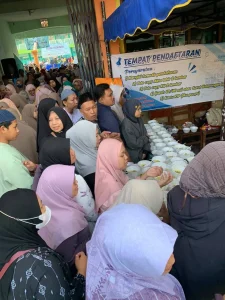 Semarak Milad, 300 Porsi Bakso Gratis Dibagikan kepada Jamaah Pengajian Ahad Pagi Fajar Mubarok