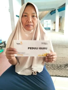 Lazismu Kabupaten Nganjuk Salurkan Peduli Guru kepada Pengajar TPQ Baiturrahman Dusun Santren