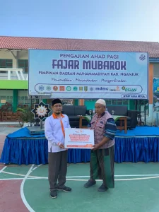 Lazismu Kabupaten Nganjuk Serahkan Bantuan Sepeda Motor untuk Dukung UMKM Bapak Mustangin