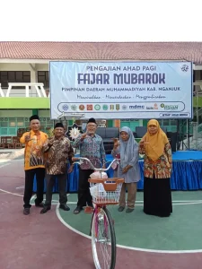 Lazismu Kabupaten Nganjuk Salurkan Bantuan Sepeda Untuk Bu Dwi Latifah, Pendidik TPA Aisyiyah Nganjuk