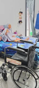 Lazismu Kabupaten Nganjuk Serahkan Bantuan Kursi Roda Kepada Ibu Gemi Rahayu
