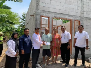 Lazismu Kabupaten Nganjuk Berkolaborasi dengan BAZNAS, Kelurahan Kedondong Dan PWI Nganjuk Gelar Program Benah Rumah untuk Kakek Mardji